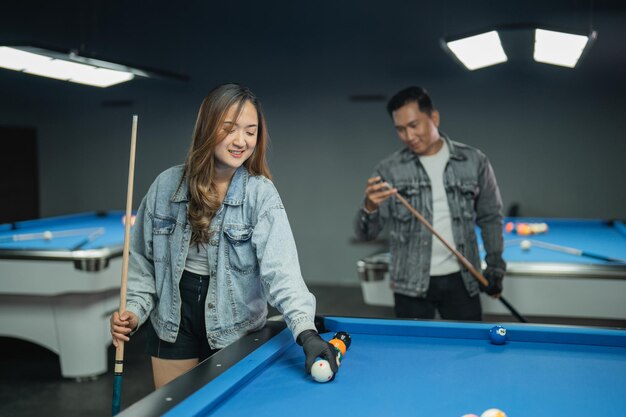 Photo portrait of young woman playing pool