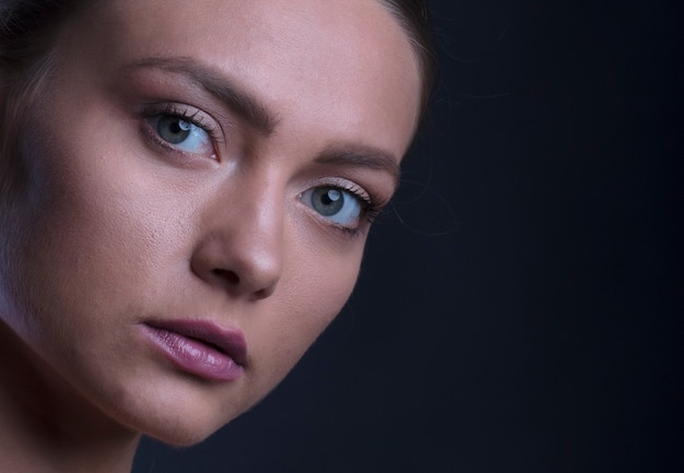 Photo portrait of a young woman posing in a photo studio