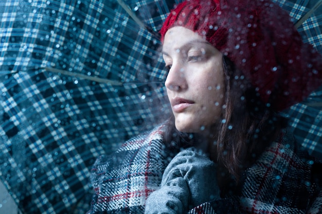 Photo portrait of young woman in rain