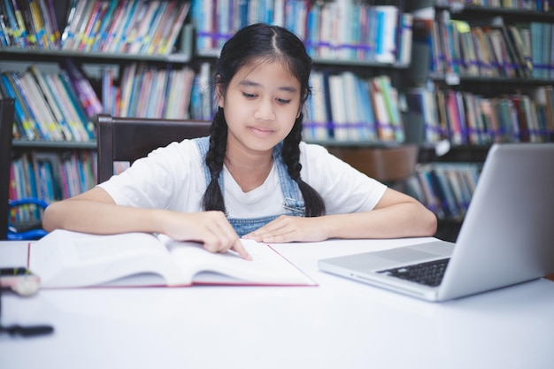 Photo portrait of a young woman reading book