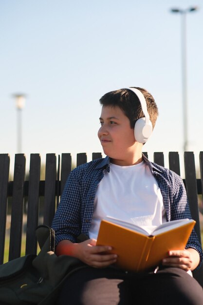 Photo portrait of young woman reading book