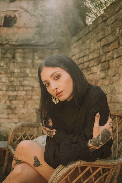 Photo portrait of young woman relaxing on wooden seat