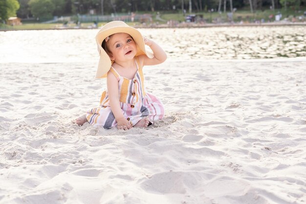 Photo portrait of young woman in sea