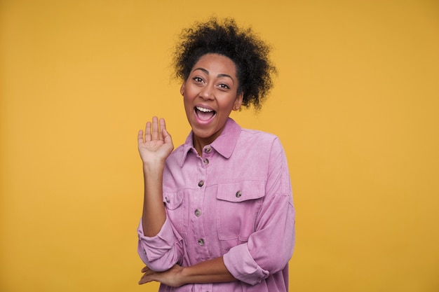 Photo portrait of a young woman showing high five sign