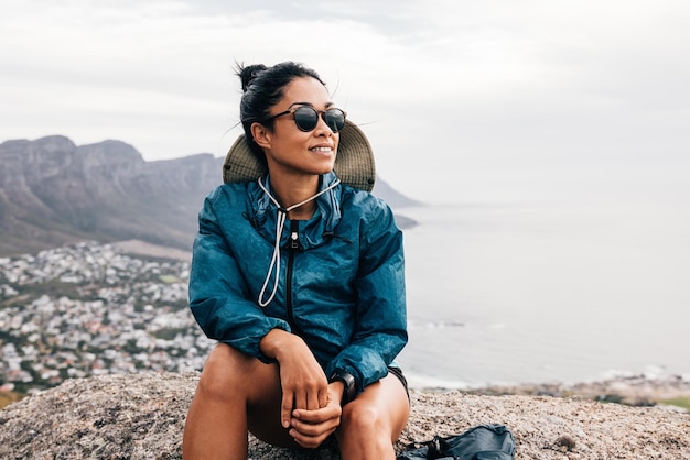 Photo portrait of young woman sitting against lake