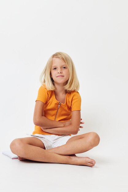 Photo portrait of young woman sitting against white background