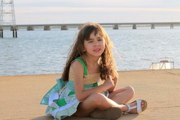 Foto ritratto di una giovane donna seduta sulla spiaggia