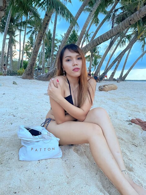 Photo portrait of young woman sitting on beach