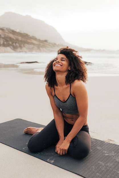 Photo portrait of young woman sitting on beach