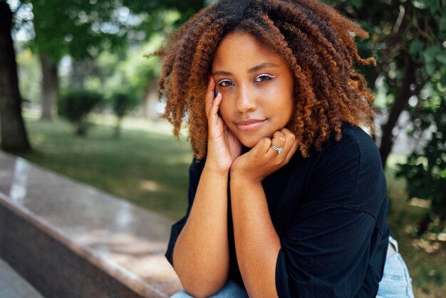 Photo portrait of young woman sitting on bench