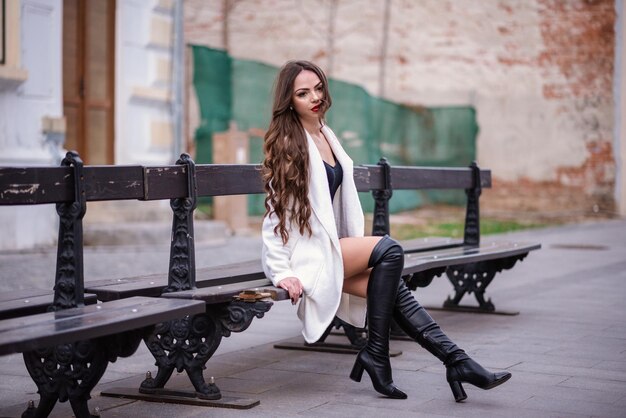 Photo portrait of young woman sitting on bench