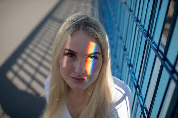 Photo portrait of young woman sitting by railing