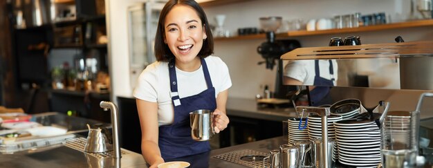 カフェに座っている若い女性の肖像画