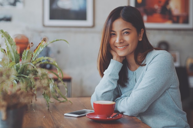 カフェに座っている若い女性の肖像画
