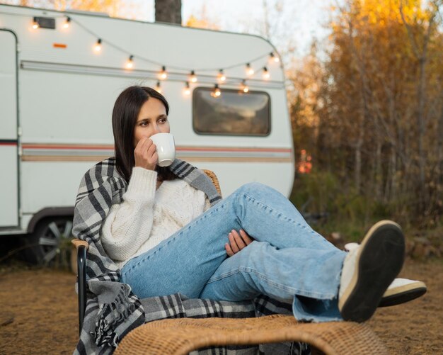 Photo portrait of young woman sitting on car