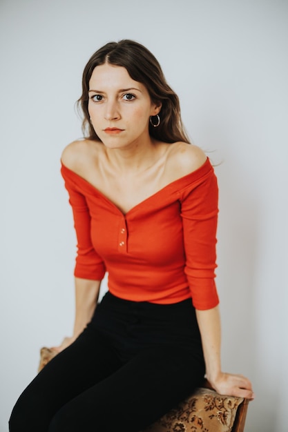 Photo portrait of young woman sitting on chair at home