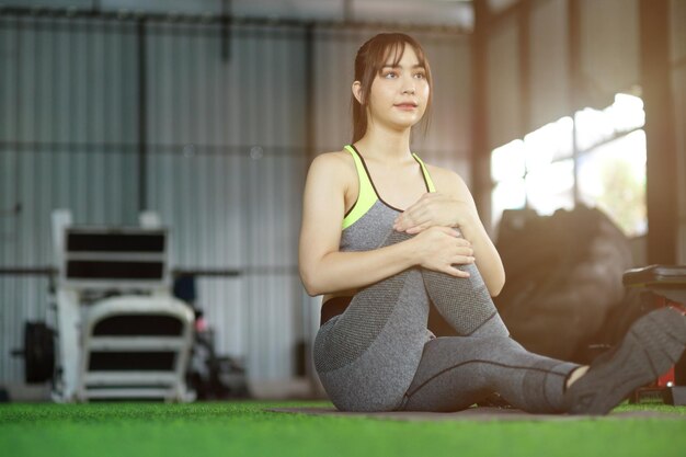 椅子に座っている若い女性の肖像画