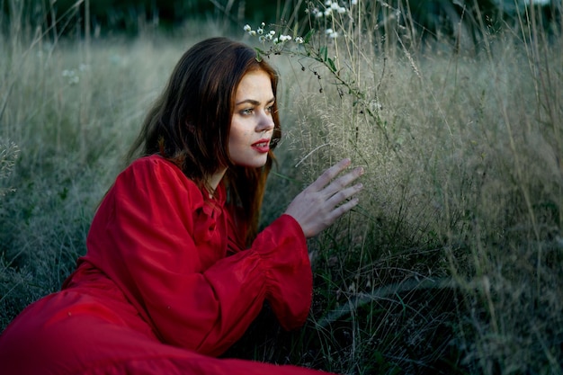 Photo portrait of young woman sitting on field