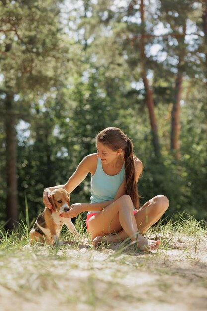 Photo portrait of young woman sitting on field