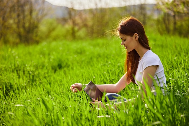 Foto ritratto di una giovane donna seduta sul campo