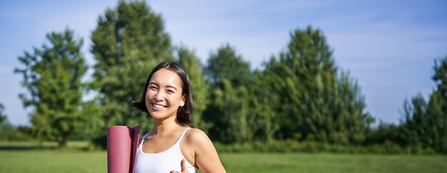 Photo portrait of young woman sitting on field