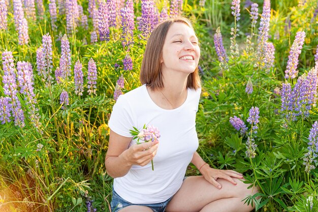 Photo portrait of young woman sitting on field