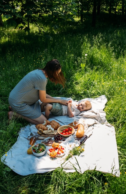 Photo portrait of young woman sitting on field