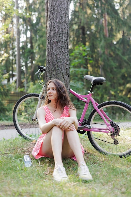 Photo portrait of young woman sitting on field