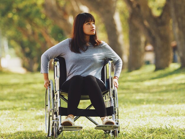 Foto ritratto di una giovane donna seduta sul campo