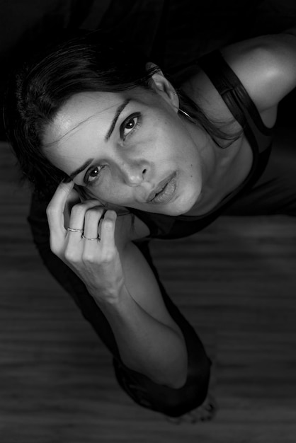 Photo portrait of young woman sitting on floor