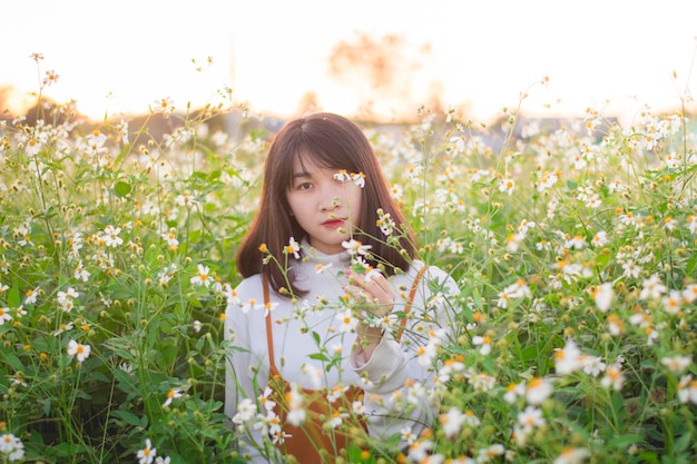 花畑に座っている若い女性の肖像画