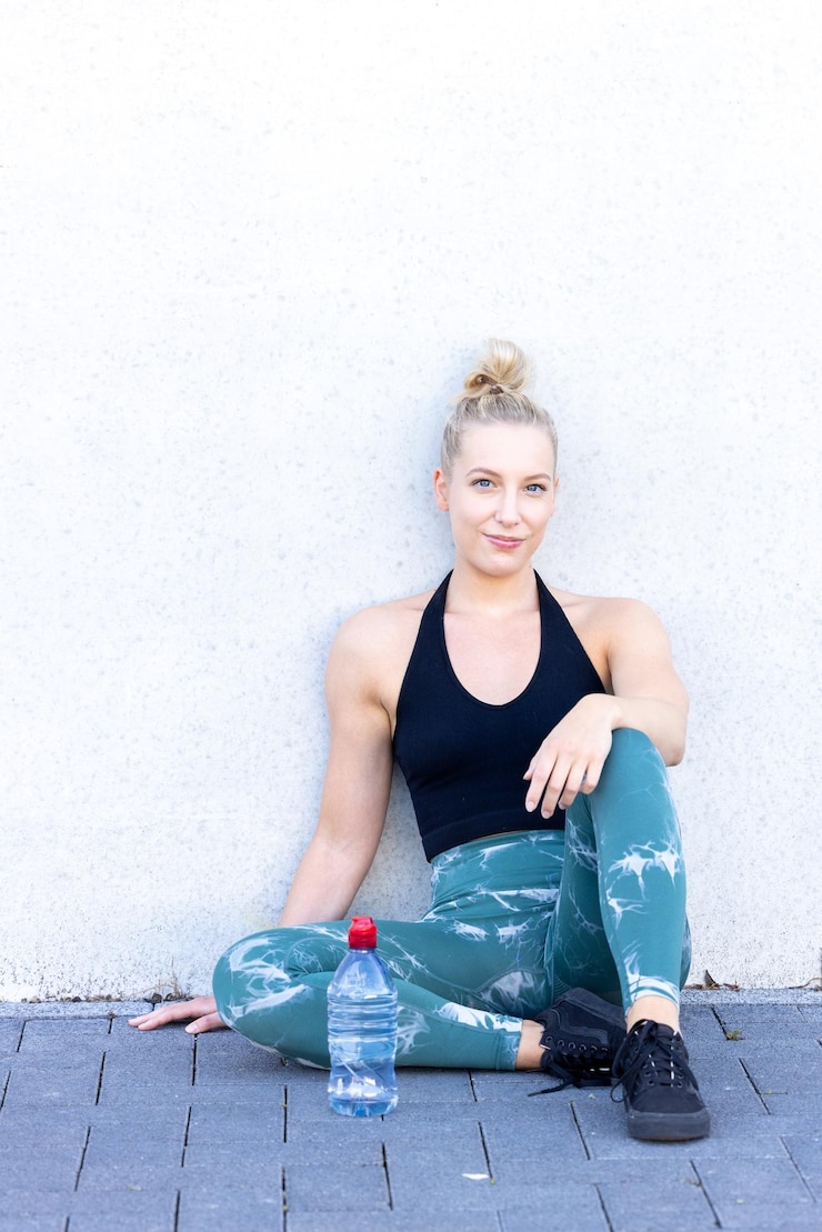 Photo portrait of young woman sitting on footpath
