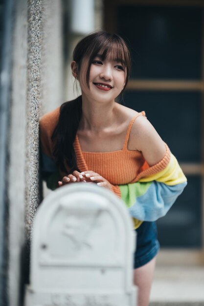 Photo portrait of young woman sitting in gym