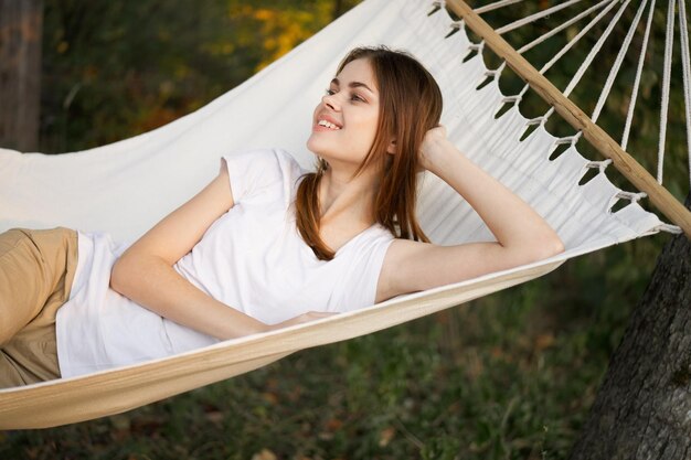 Photo portrait of young woman sitting in hammock