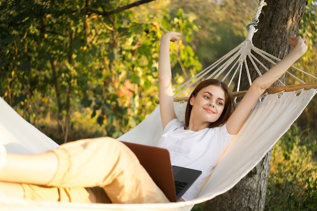 Photo portrait of young woman sitting on hammock