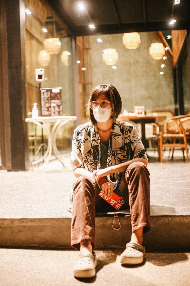 Photo 家に座っている若い女性の肖像画