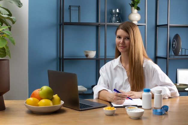 Photo portrait of young woman sitting at home