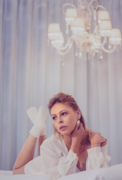 Photo portrait of young woman sitting at home