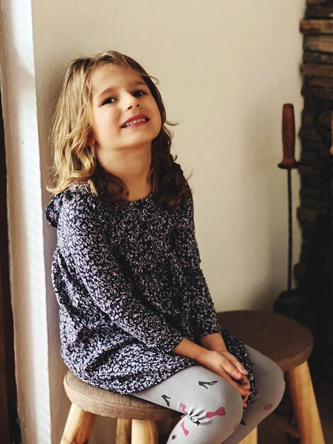 Photo portrait of young woman sitting at home