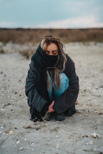 Photo portrait of young woman sitting on land