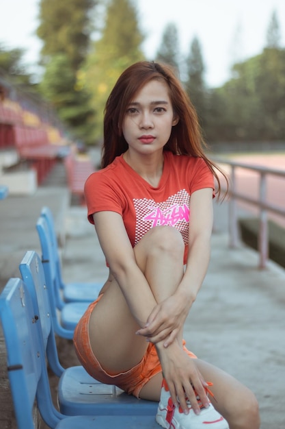 Photo portrait of young woman sitting outdoors