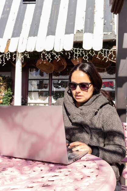 Photo portrait of young woman sitting outdoors