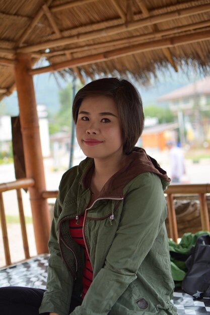 Photo portrait of young woman sitting outdoors