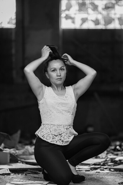 Photo portrait of a young woman sitting outdoors