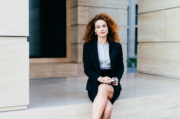 Photo portrait of a young woman sitting outdoors