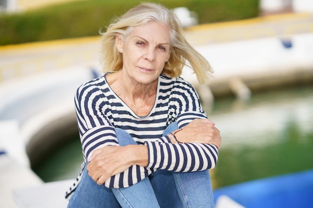 Photo portrait of young woman sitting on railing