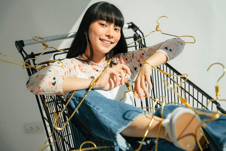 Photo ショッピングカートに座っている若い女性の肖像画