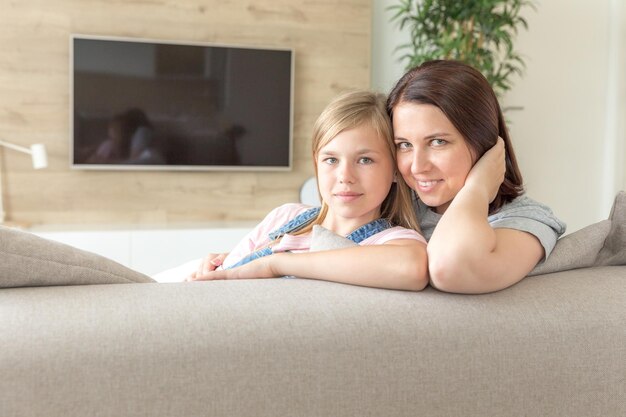 Photo portrait of young woman sitting on sofa at home