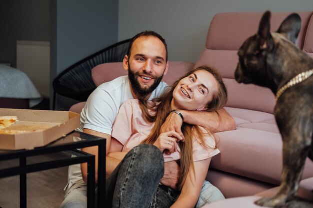 Photo portrait of young woman sitting on sofa at home