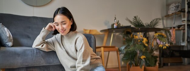 家のソファに座っている若い女性の肖像画